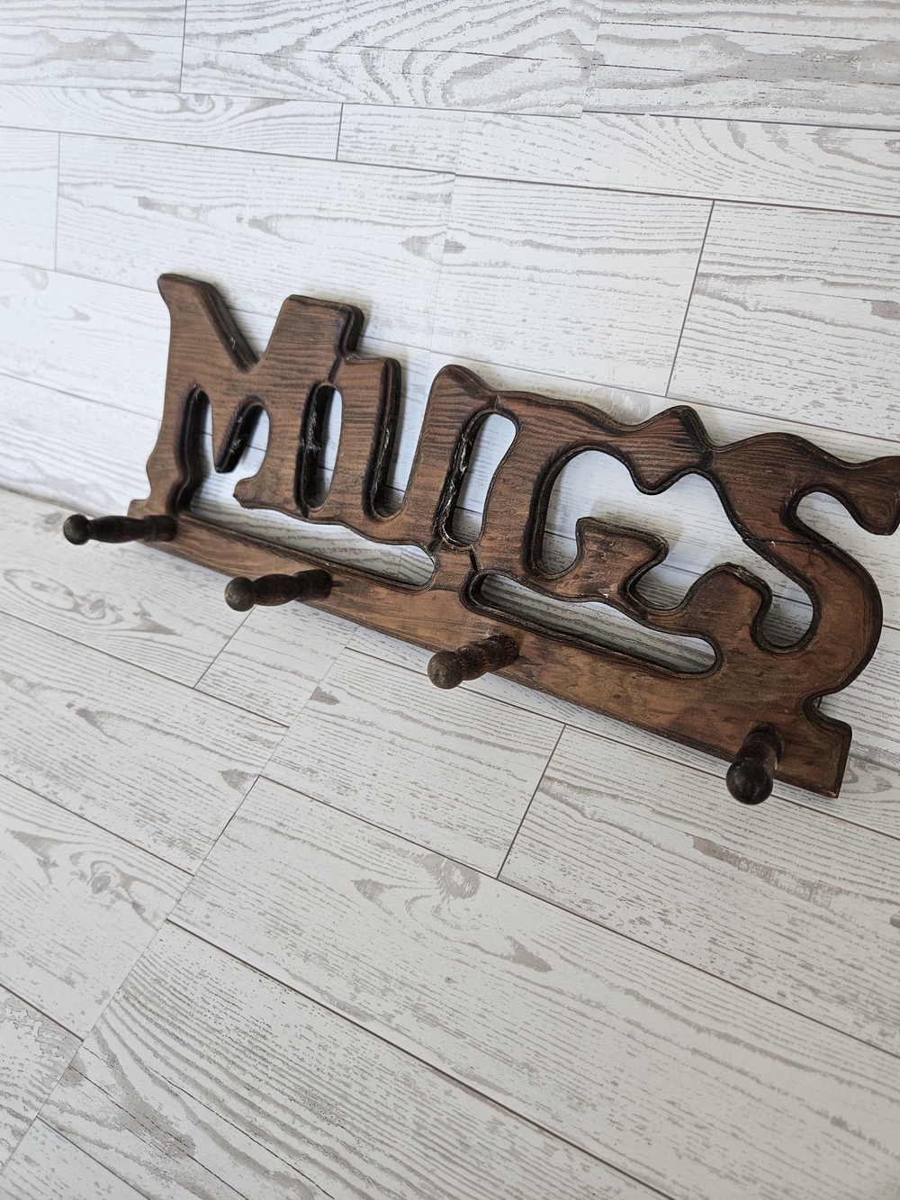 VINTAGE MUGS HOOKED RACK - Picture 2 of 3